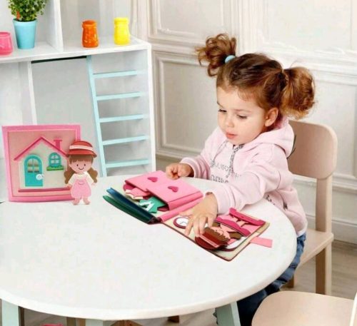 Montessori matatókönyv-lányos